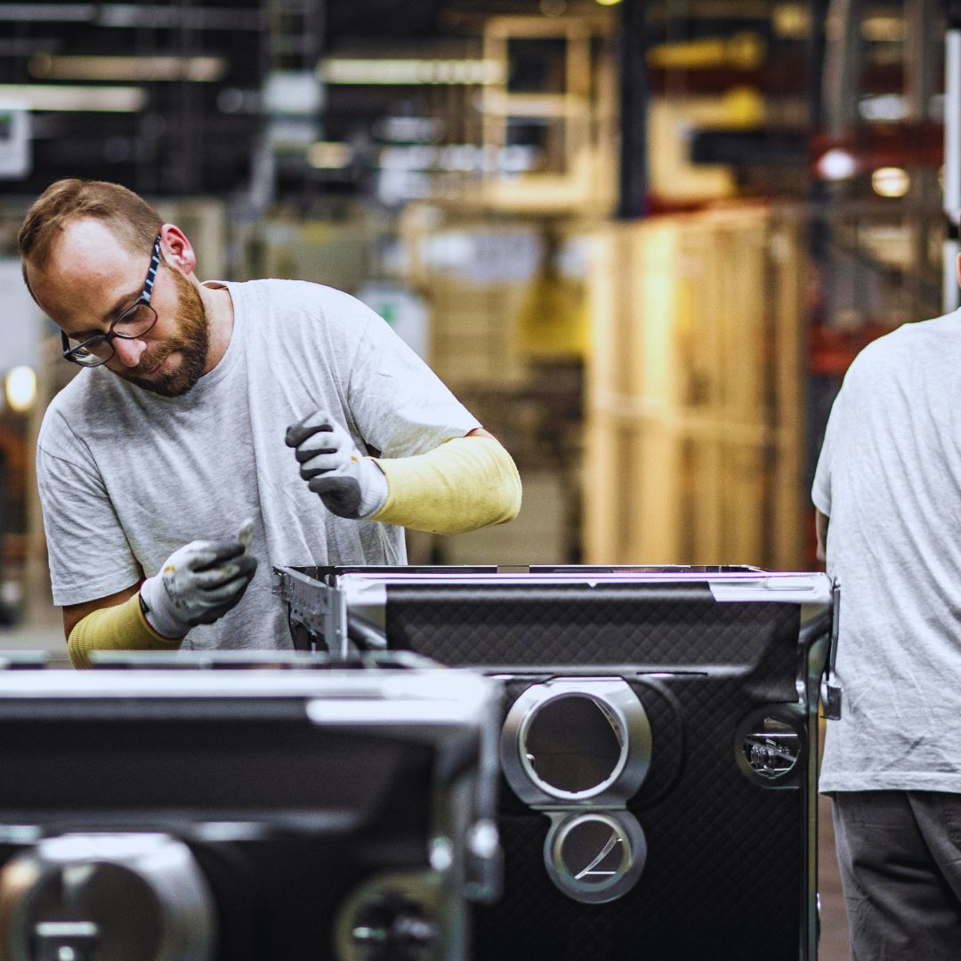 A terceirização consiste na contratação de serviços ou atividades externas que não são o foco principal de uma empresa.