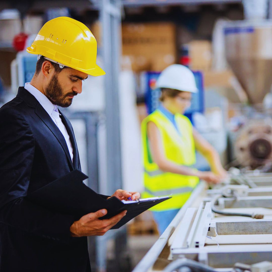 A terceirização de mão de obra é a prática de contratar serviços externos para realizar funções que não são essenciais ao core business da empresa.