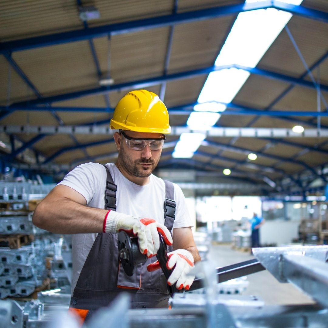 A mão de obra terceirizada para controle de qualidade envolve a contratação de especialistas externos para gerenciar processos críticos de inspeção e conformidade nas indústrias.