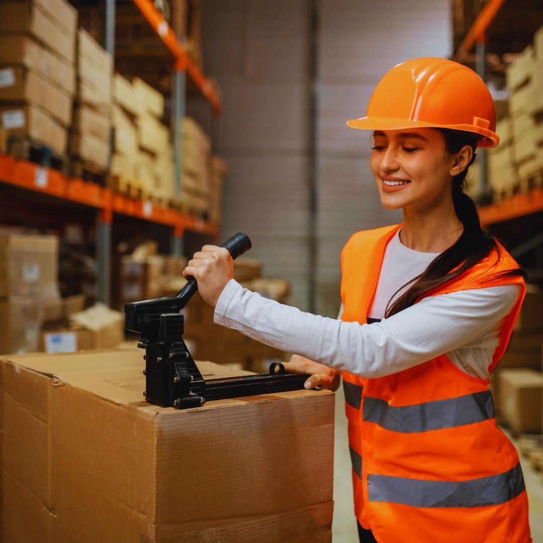 O operador logístico 3PL, ou Third-Party Logistics, refere-se a uma empresa especializada que assume parte ou toda a gestão logística de outra organização.