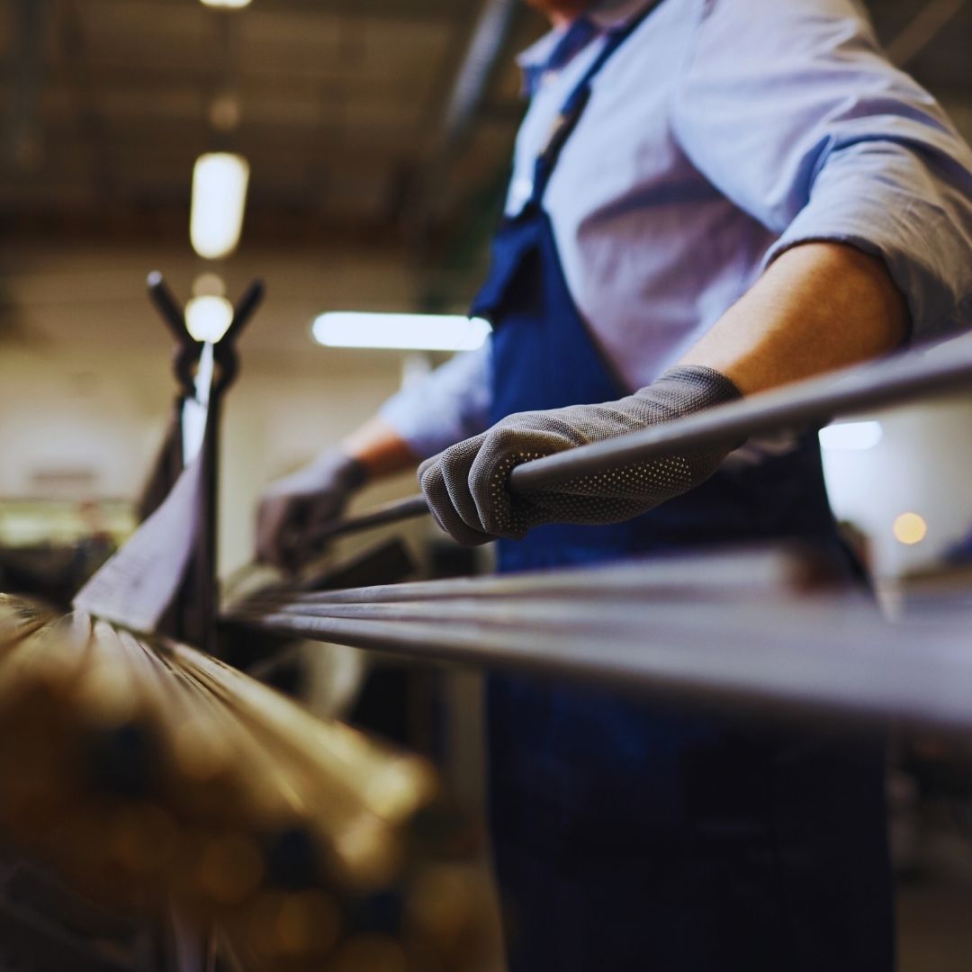 O cenário industrial brasileiro passa por um momento de profunda transformação estrutural, onde a competitividade exige das companhias uma agilidade operacional sem precedentes. Para acompanhar o ritmo do mercado globalizado e lidar com as oscilações econômicas, as organizações precisam adotar modelos de gestão maleáveis. Nesse panorama dinâmico, a terceirização de serviços industriais no Brasil consolidou-se como uma estratégia essencial para a eficiência, com adesão em cerca de 80% das indústrias.