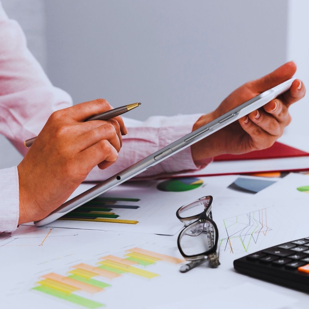 A gestão financeira de qualquer corporação exige um olhar extremamente minucioso sobre as despesas operacionais. No Brasil, o gerenciamento de equipes e a folha de pagamento representam uma das fatias mais expressivas do orçamento empresarial.